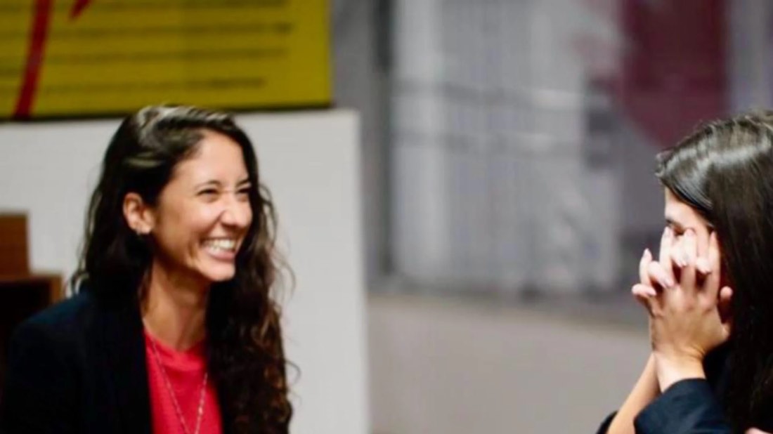 Natália Rinco rindo durante uma conversa, em um encontro do partido.
